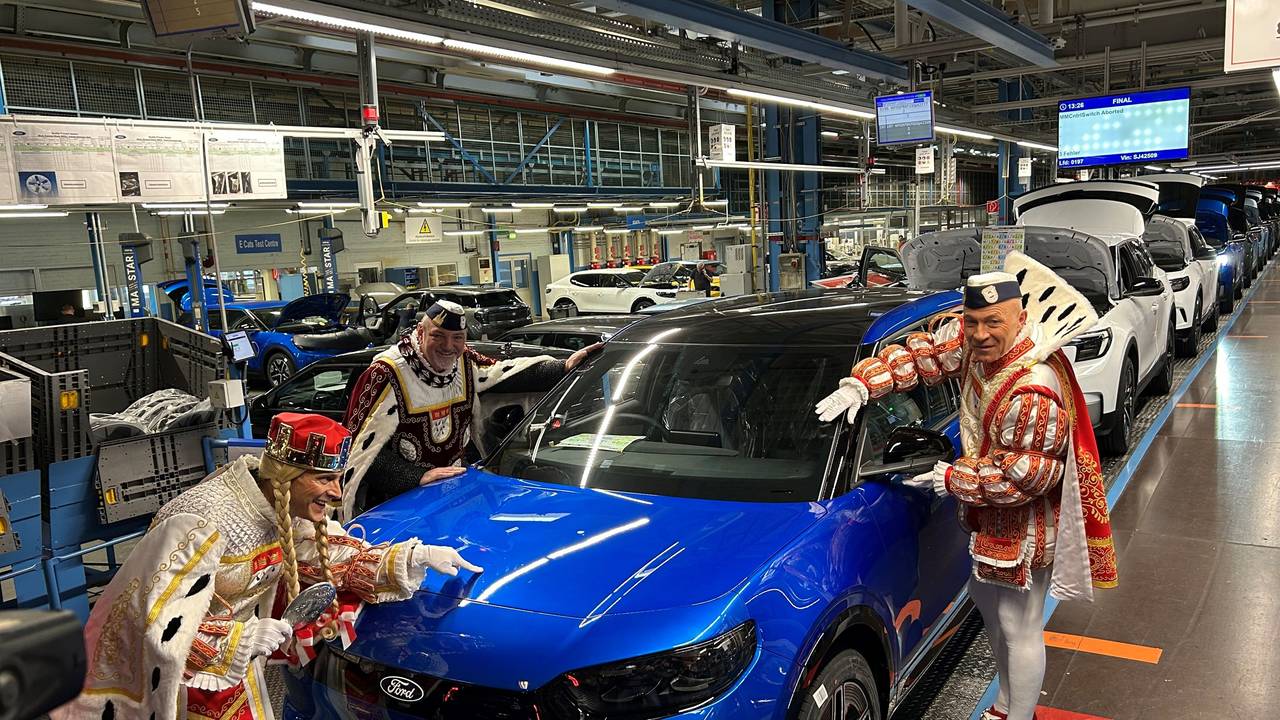Dreigestirn schaut sich die Autoproduktion an.