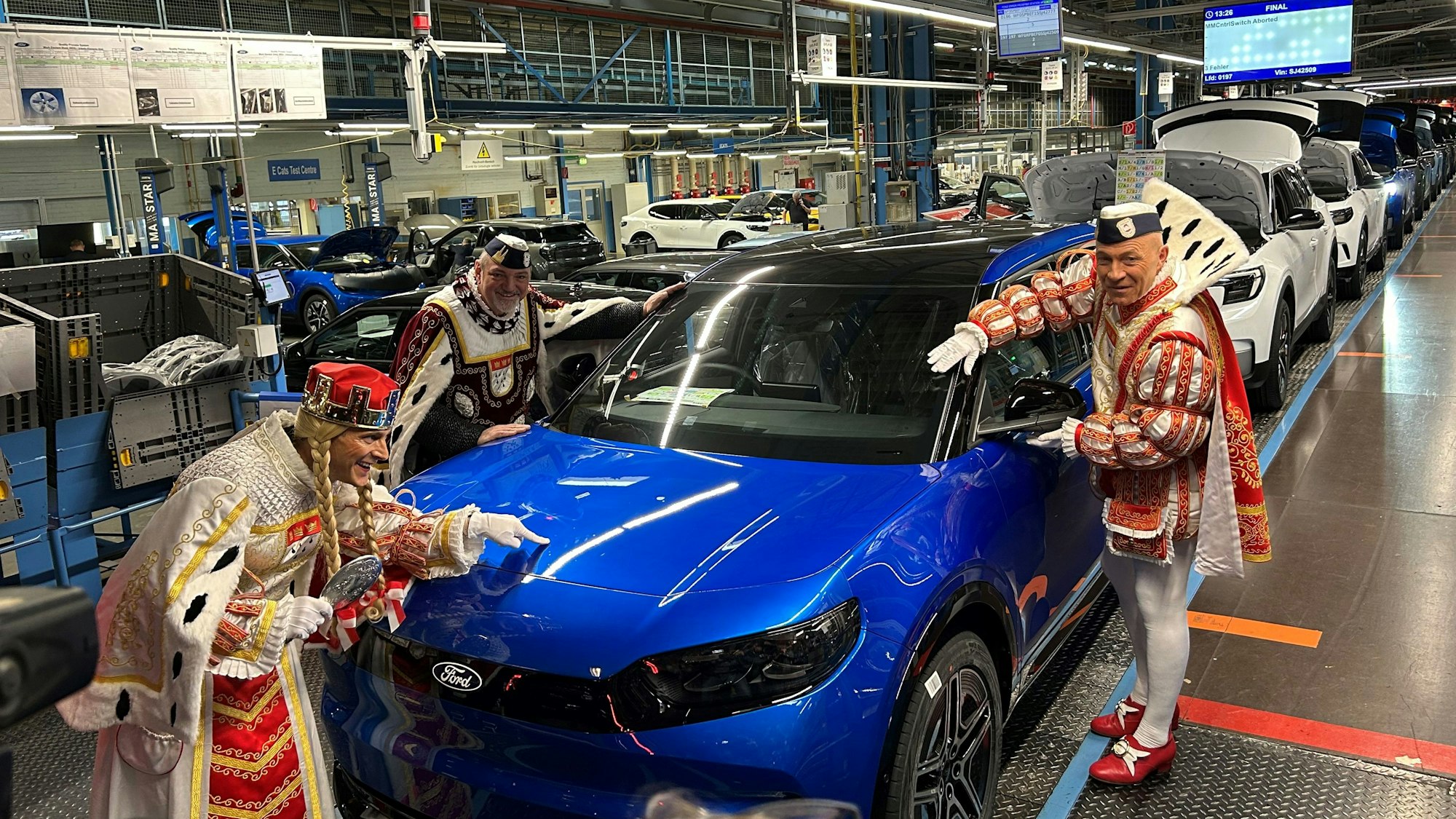 Dreigestirn schaut sich die Autoproduktion an.