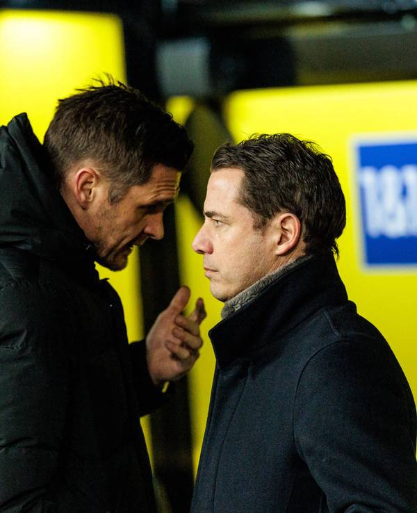 Sebastian Kehl und Lars Ricken sprechen vor der BVB-Bank.