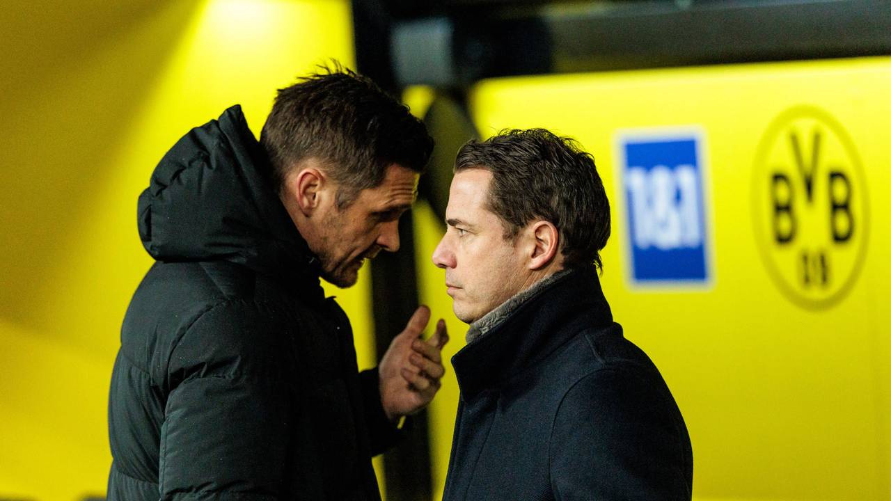 Sebastian Kehl und Lars Ricken sprechen vor der BVB-Bank.