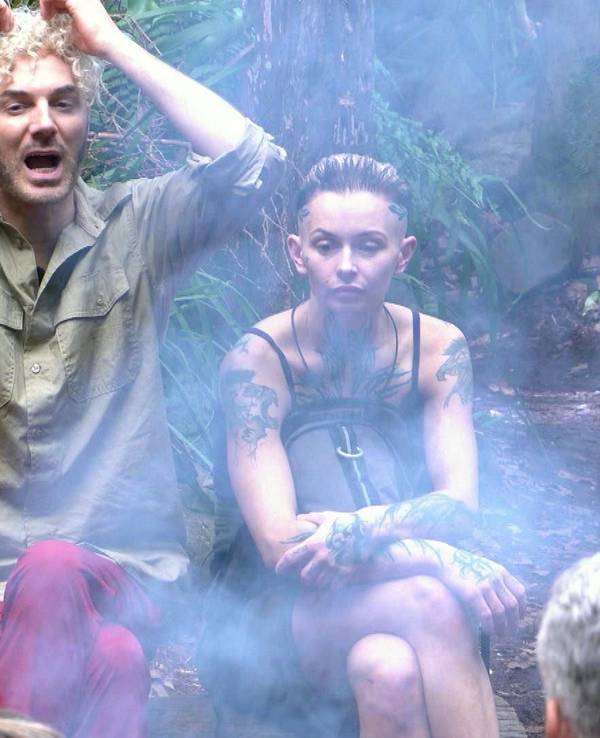 Pierre Sanoussi-Bliss, Sam Dylan und Edith Stehfest (v.l.) sitzen im RTL-Dschungelcamp 2025 am Lagerfeuer