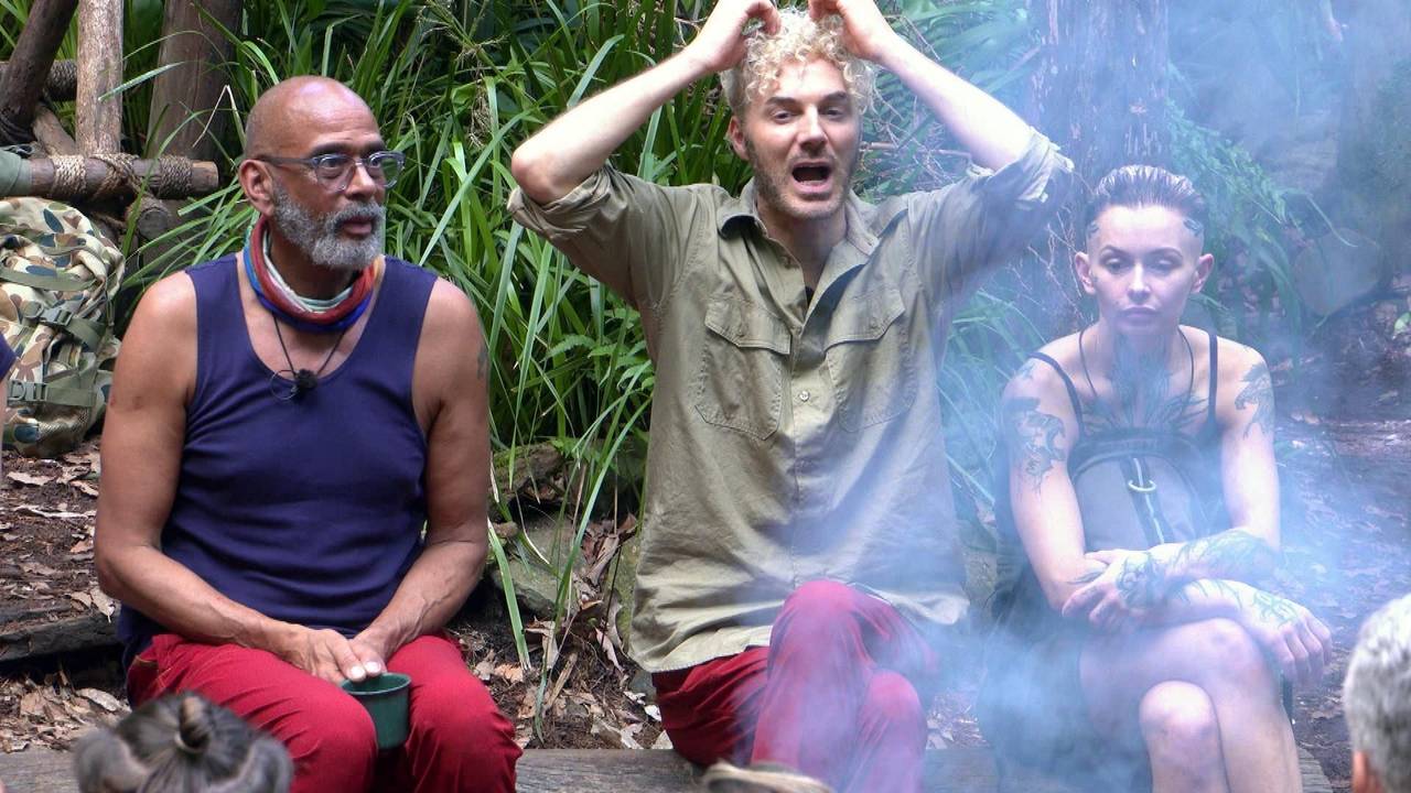 Pierre Sanoussi-Bliss, Sam Dylan und Edith Stehfest (v.l.) sitzen im RTL-Dschungelcamp 2025 am Lagerfeuer