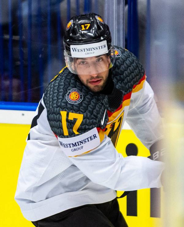 Tobias Eder im Trikot der Eishockey-Nationalmannschaft.