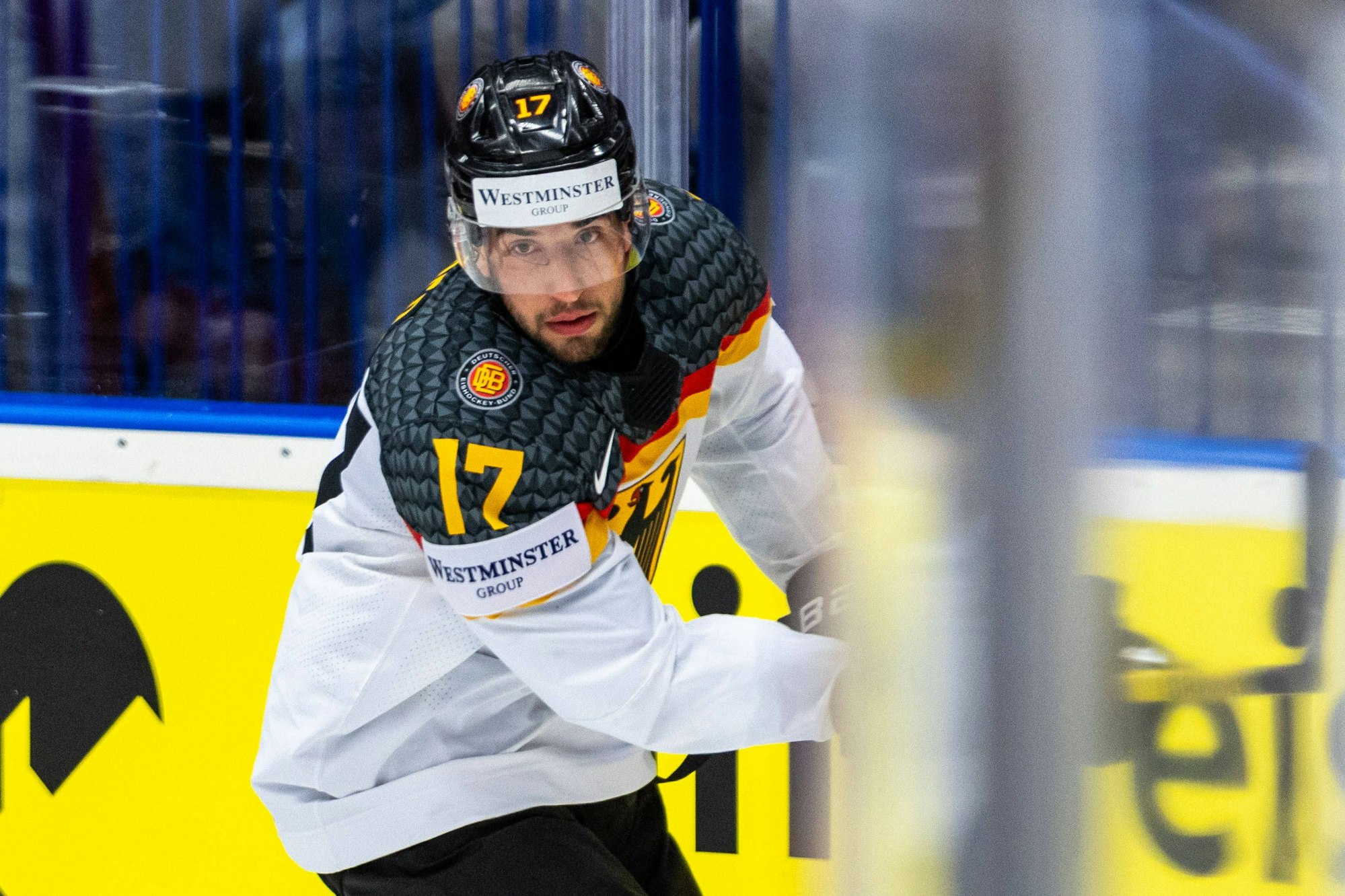 Tobias Eder im Trikot der Eishockey-Nationalmannschaft.
