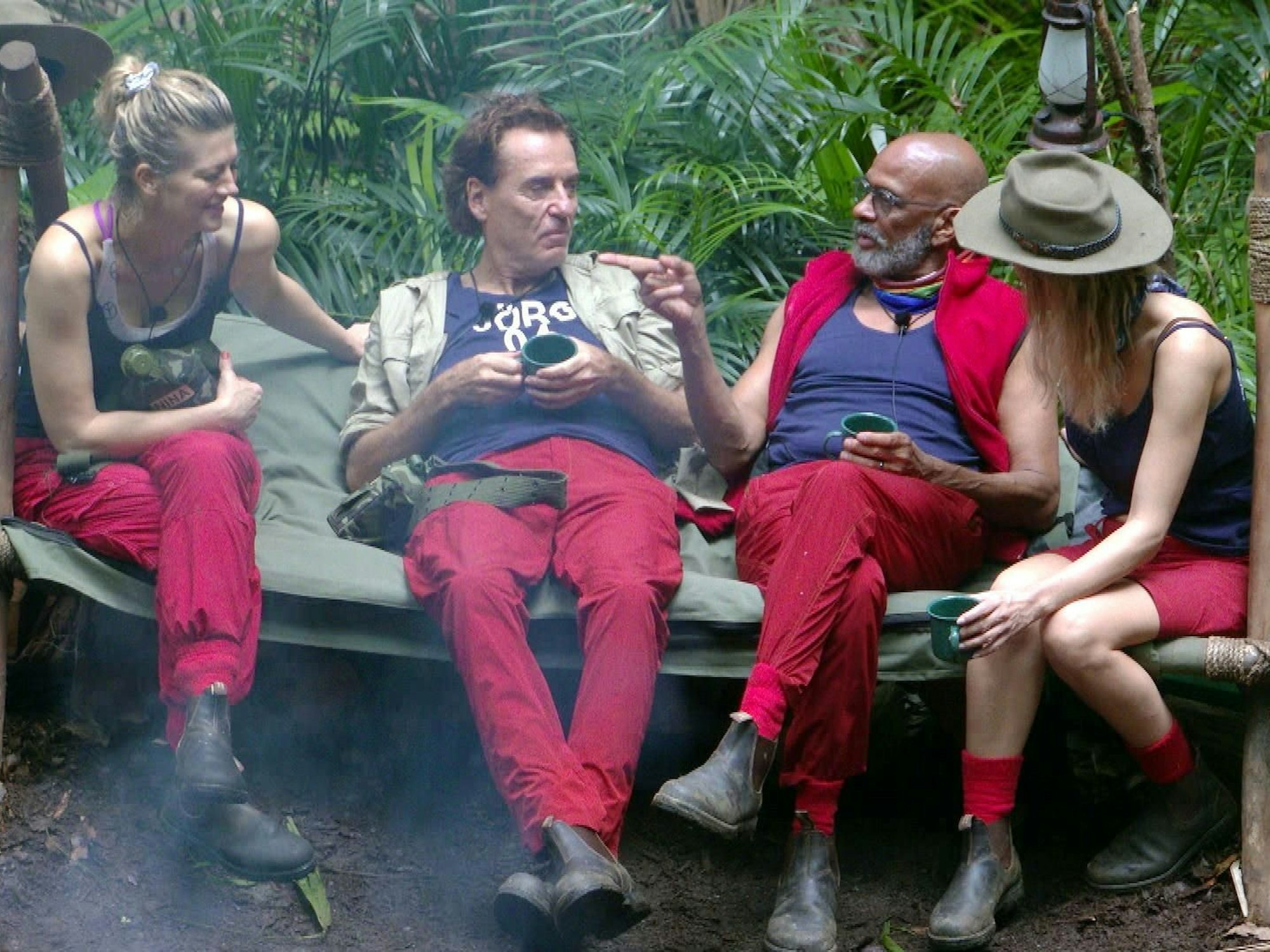 Nina Bott, Jörg Dahlmann, Pierre Sanoussi-Bliss und Anna-Carina Woitschack (v.l.) im Dschungelcamp 2025.