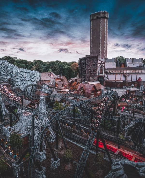 Die Achterbahn Taron vor dem Mystery Castle im Phantasialand.