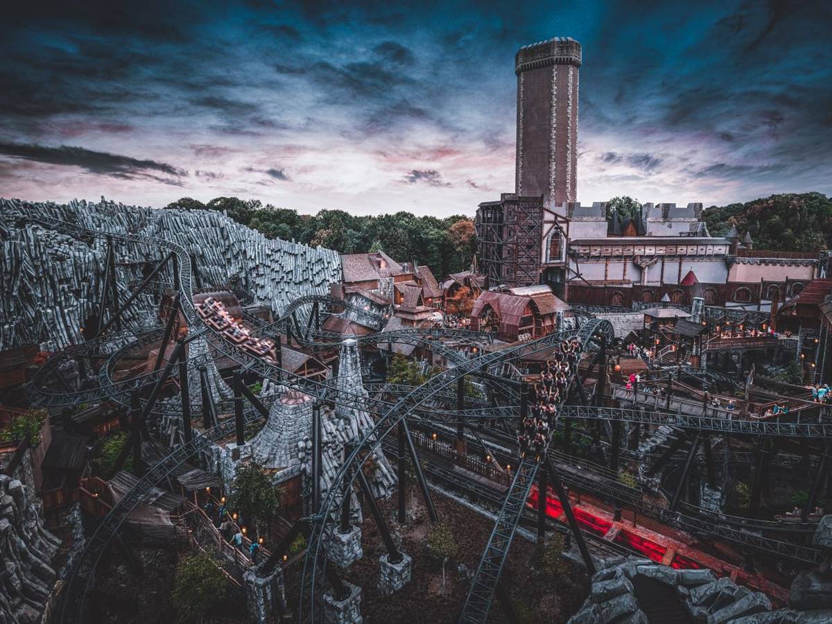 Die Achterbahn Taron vor dem Mystery Castle im Phantasialand.