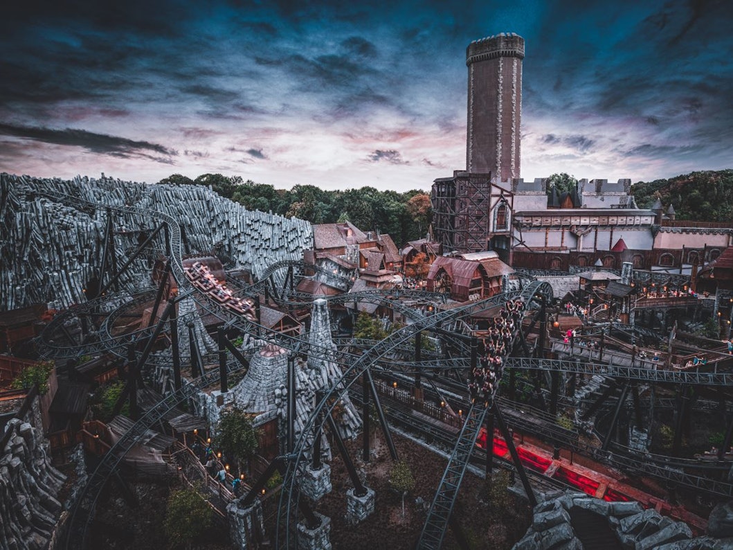 Die Achterbahn Taron vor dem Mystery Castle im Phantasialand.