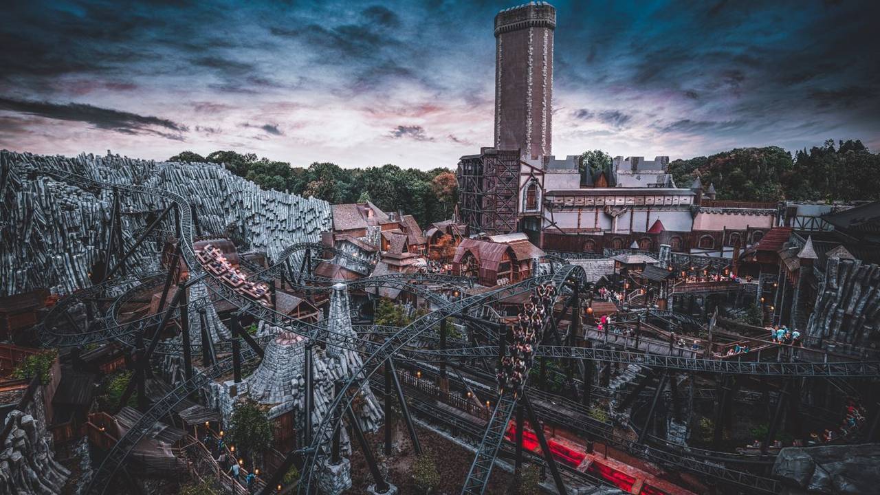 Die Achterbahn Taron vor dem Mystery Castle im Phantasialand.