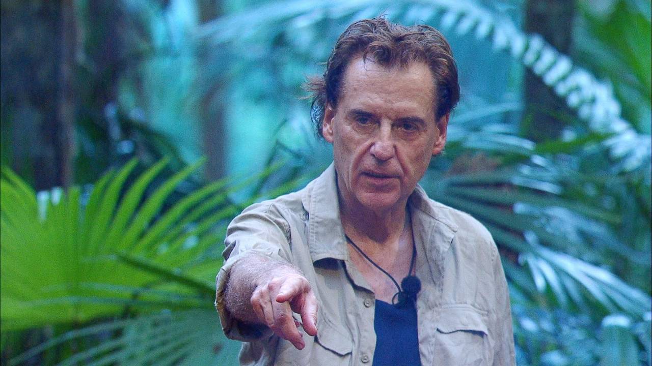 Jörg Dahlmann zeigt mit seinem rechten Zeigefinger nach vorne.