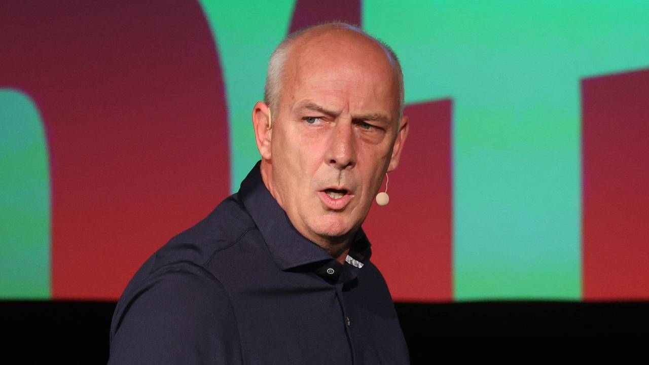 Mario Basler bei einem Bühnen-Auftritt beim „Doppelpass on Tour“.