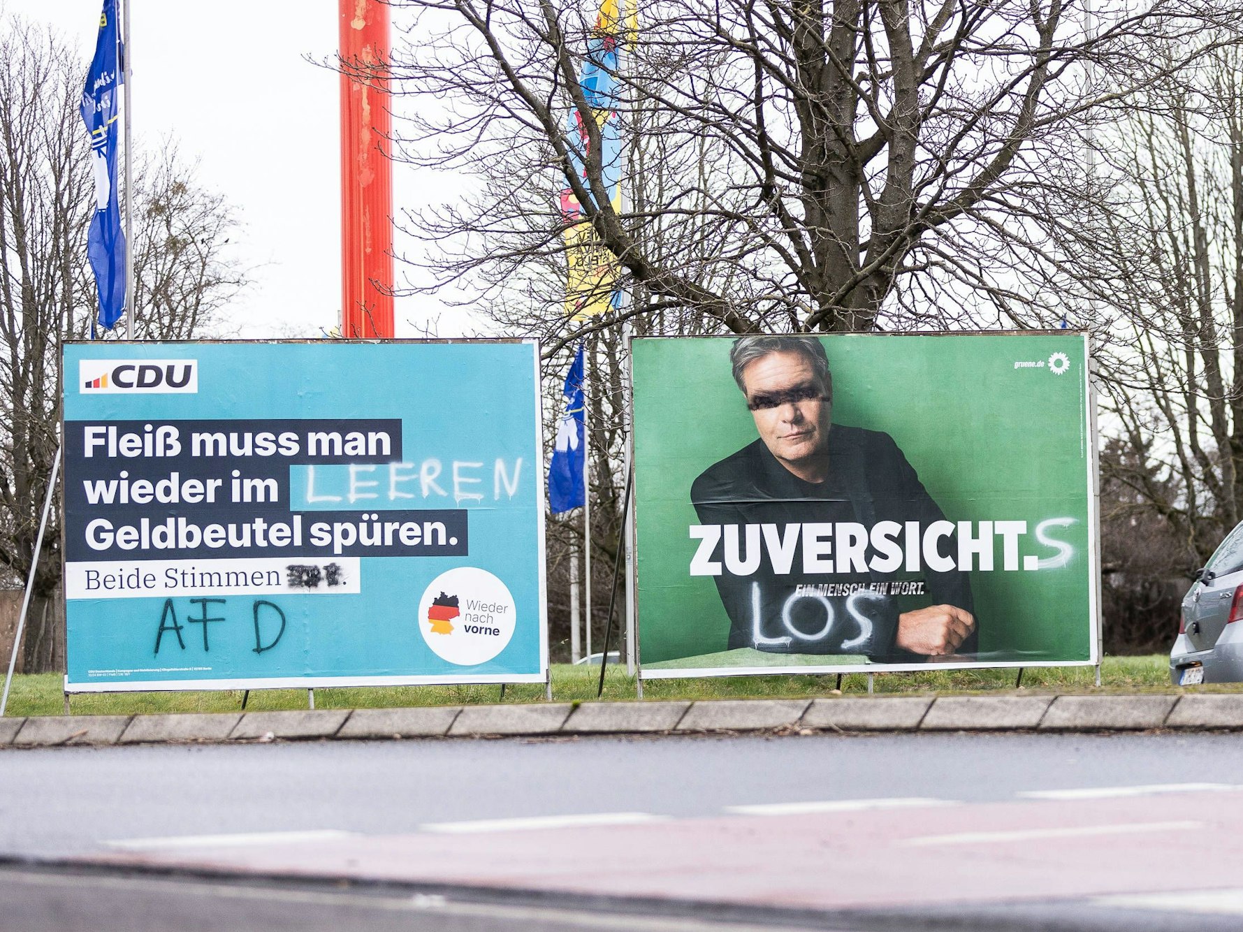 Auch diese Wahlplakate in Köln wurden beschmiert.