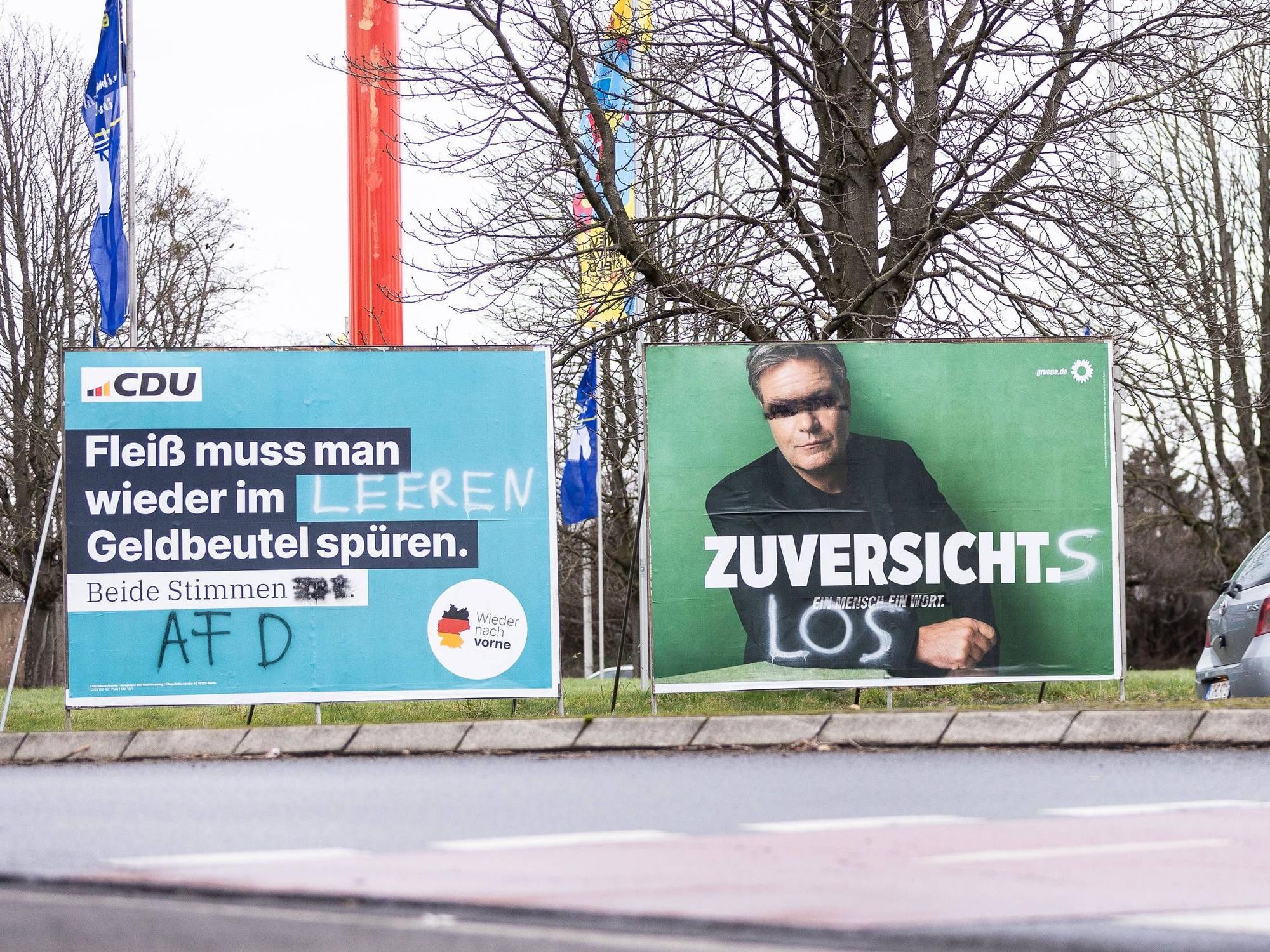 Auch diese Wahlplakate in Köln wurden beschmiert.