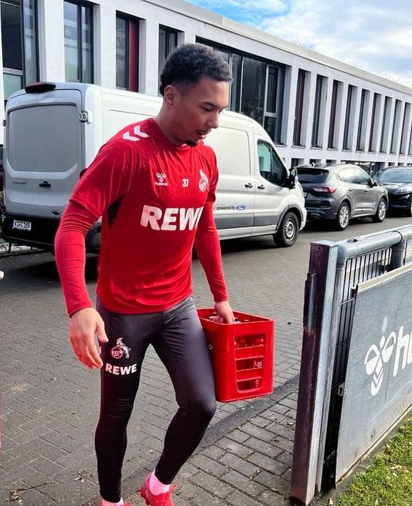 Oliver Schmitt betritt den Trainingsplatz.