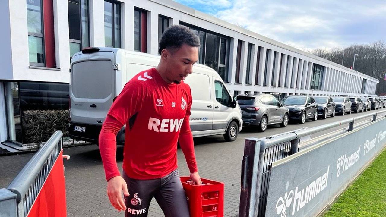 Oliver Schmitt betritt den Trainingsplatz.