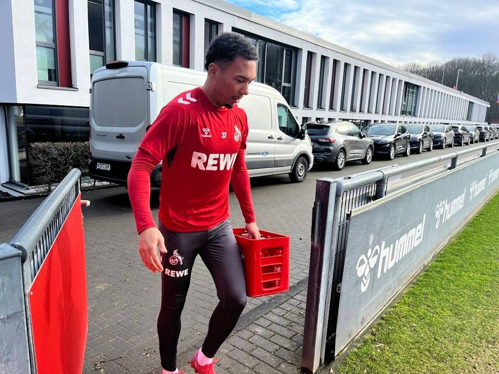 Oliver Schmitt betritt den Trainingsplatz.