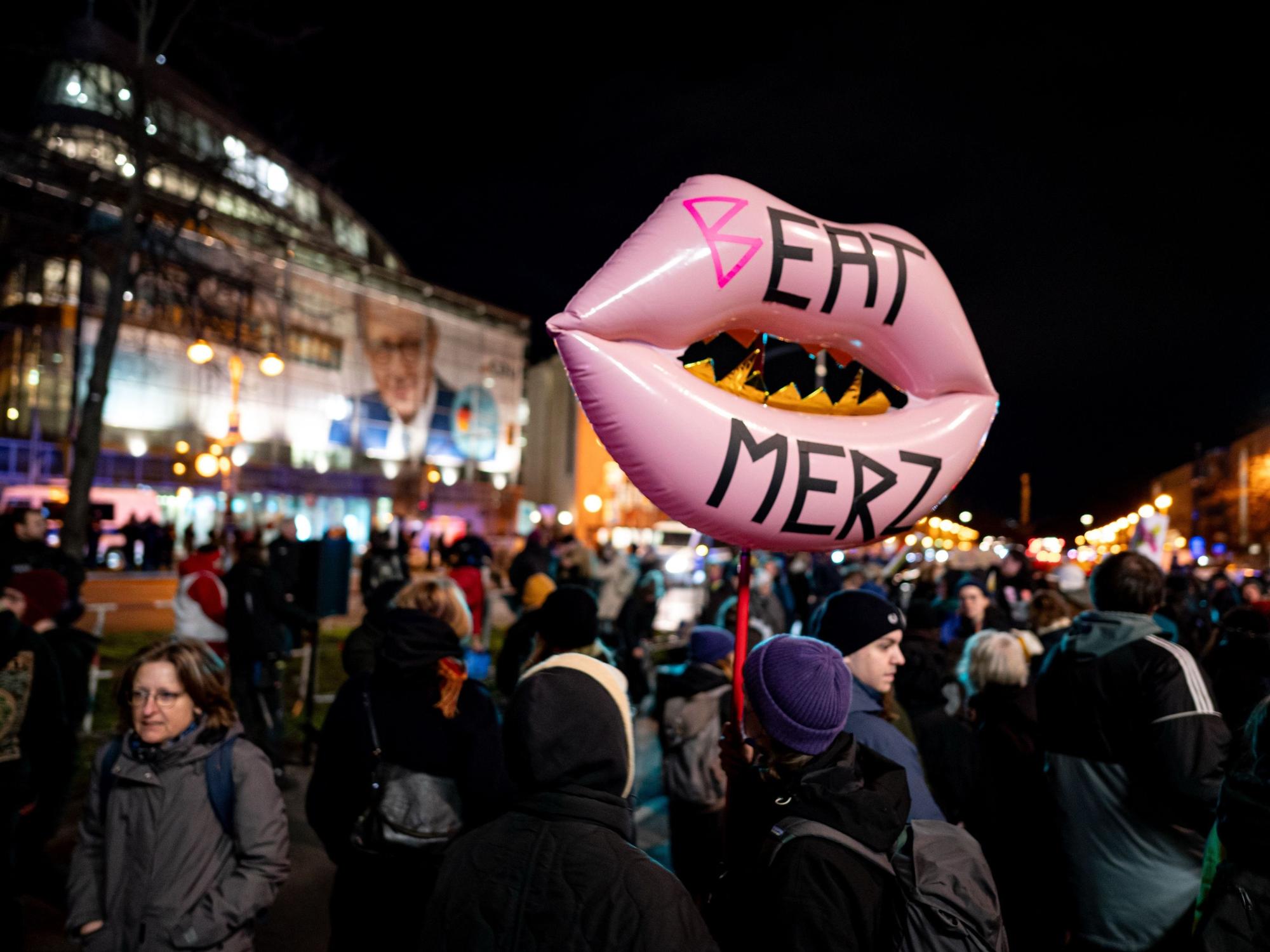 Menschen nehmen an der Kundgebung „Brandmauer statt Brandstiftung“ von Amnesty International, Seebrücke und anderen Organisationen mit einem Luftballon mit der Aufschrift „Beat Merz“ vor der CDU-Zentrale in Berlin teil.