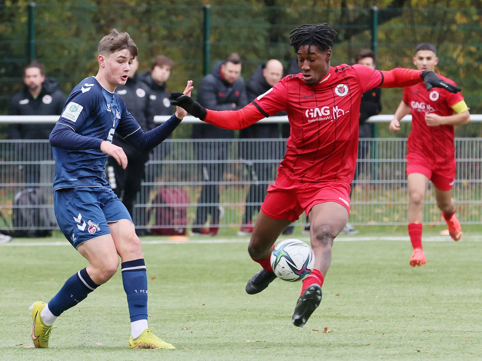 Ex-Köln-Talent Romeo Aigbekaen (r.), hier am 19. November 2022 gemeinsam mit Jaka Cuber Potocnik beim U19-Derby zwischen Viktoria Köln und dem 1. FC Köln