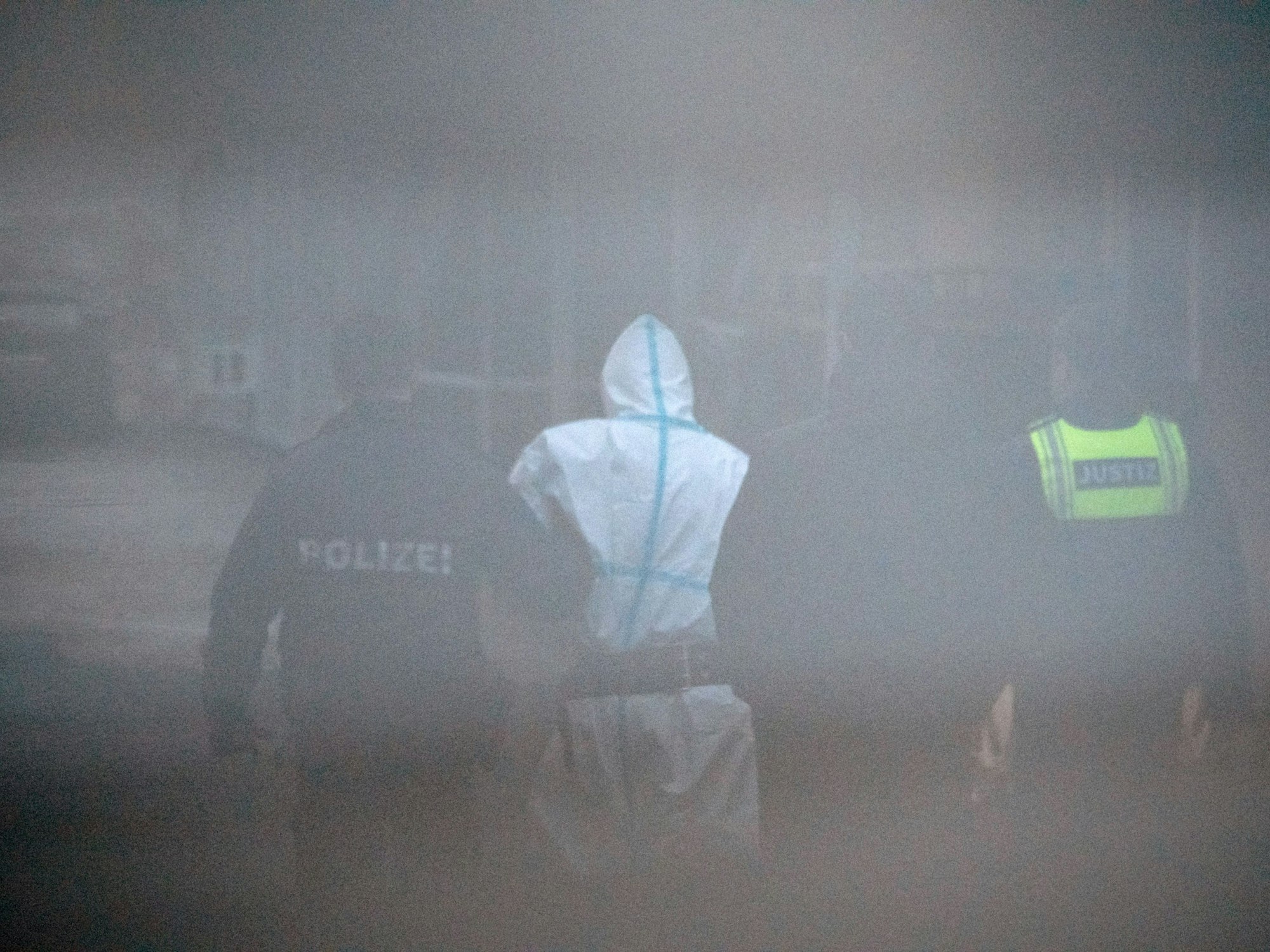 Nach dem tödlichen Angriff in einem Park in Aschaffenburg: Der mutmaßliche Täter (Mitte) wird aus dem Amtsgericht zurück in ein Fahrzeug der Polizei gebracht.