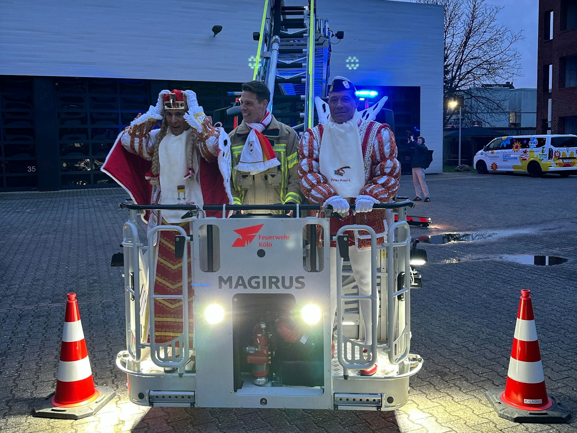 Dreigestirn zu Besuch bei der Feuerwehr.