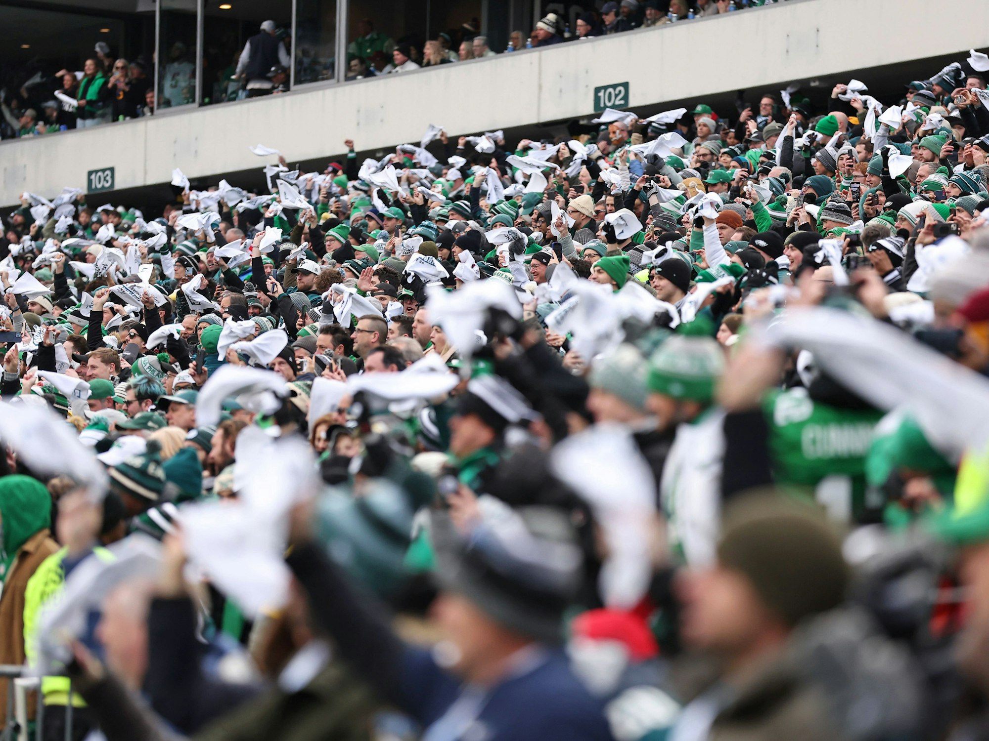 Die Fans der Philadelphia Eagles bejubeln den Einzug in den Super Bowl.