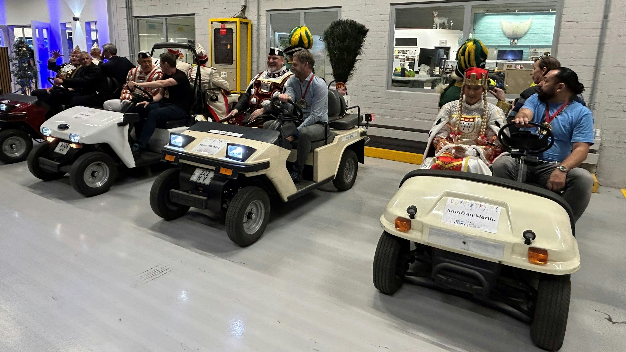 Dreigestirn wird bei Ford in kleinen Autos gefahren.