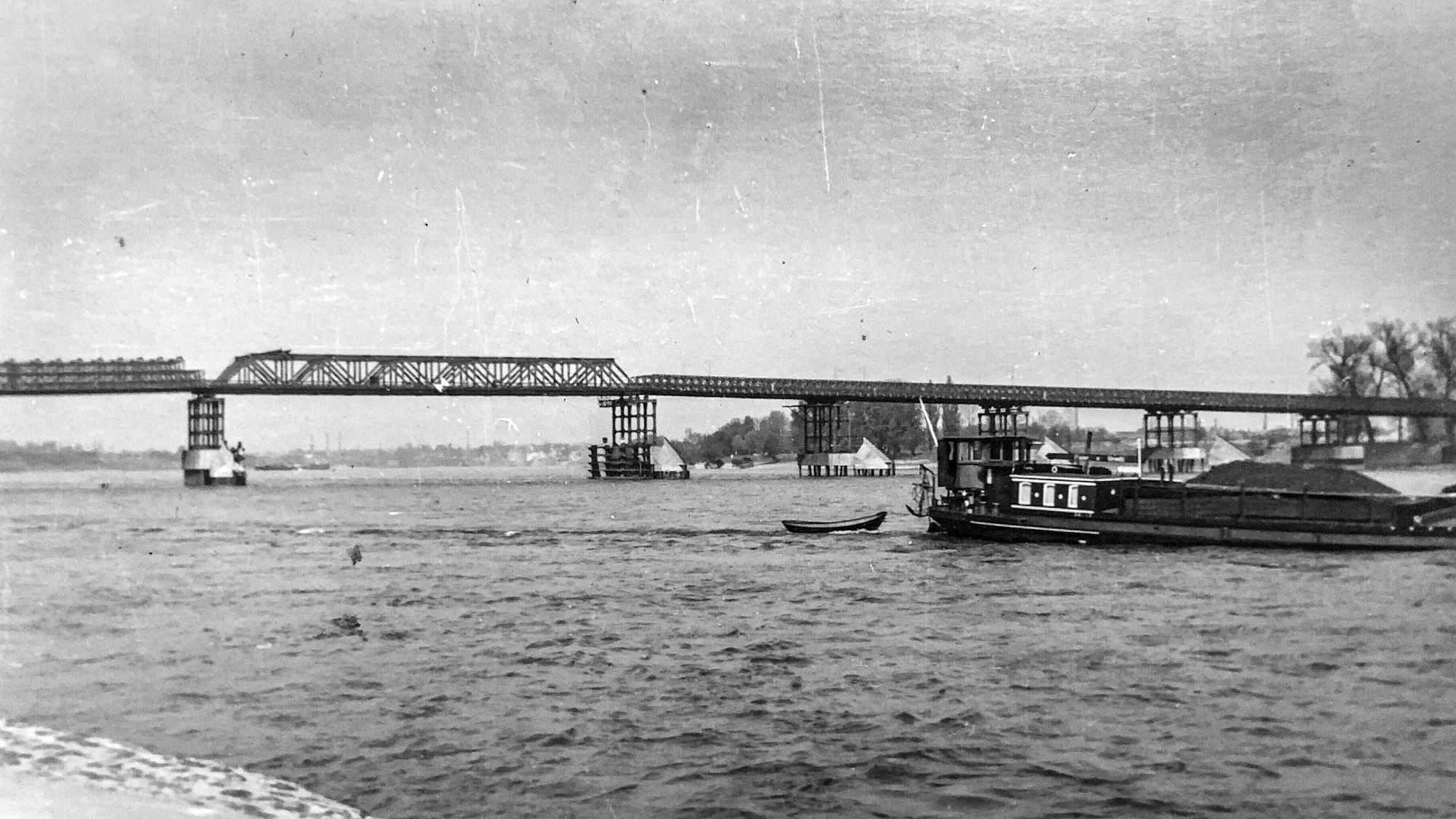 Das 1949 aufgenommene Foto zeigt die Patton-Brücke über den Rhein. Die Brücke wurde als Behelfsbrücke nach dem Zweiten Weltkrieg gebaut und führte von der Bastei in den Rheinpark.