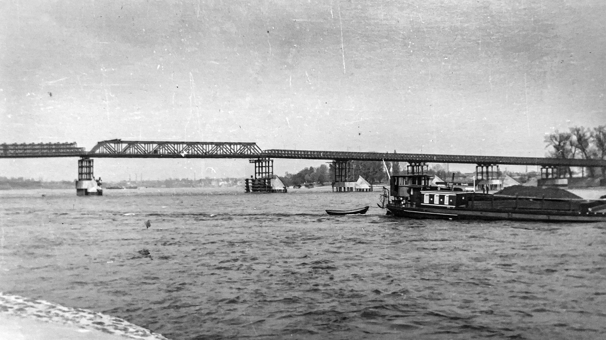 Das 1949 aufgenommene Foto zeigt die Patton-Brücke über den Rhein. Die Brücke wurde als Behelfsbrücke nach dem Zweiten Weltkrieg gebaut und führte von der Bastei in den Rheinpark.