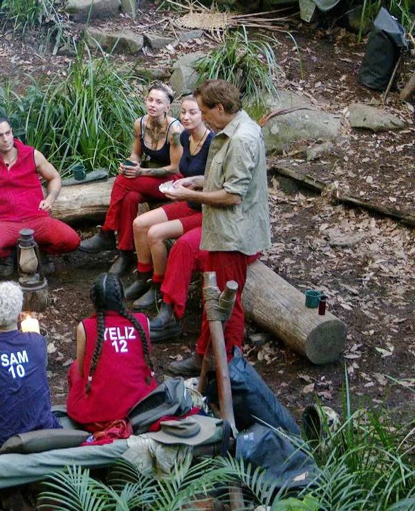 Die Dschungelcamp-Teilnehmenden am Lagerfeuer.