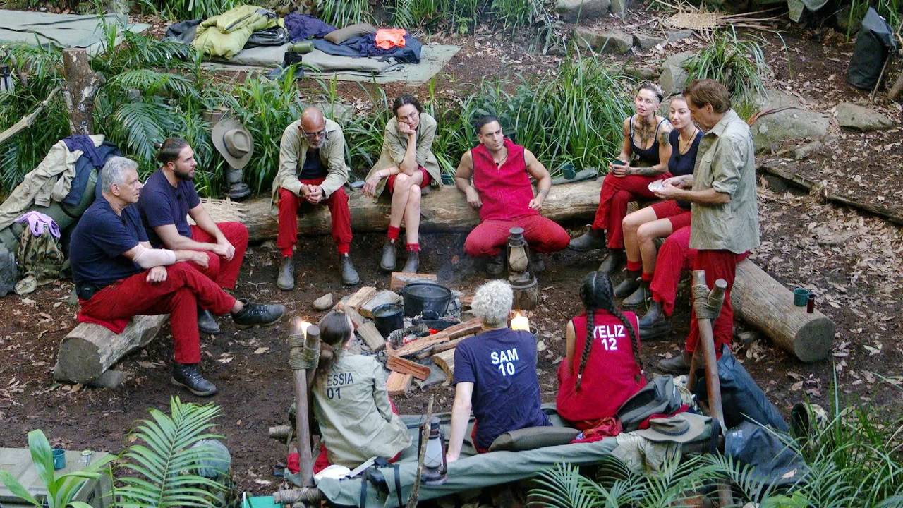 Die Dschungelcamp-Teilnehmenden am Lagerfeuer.