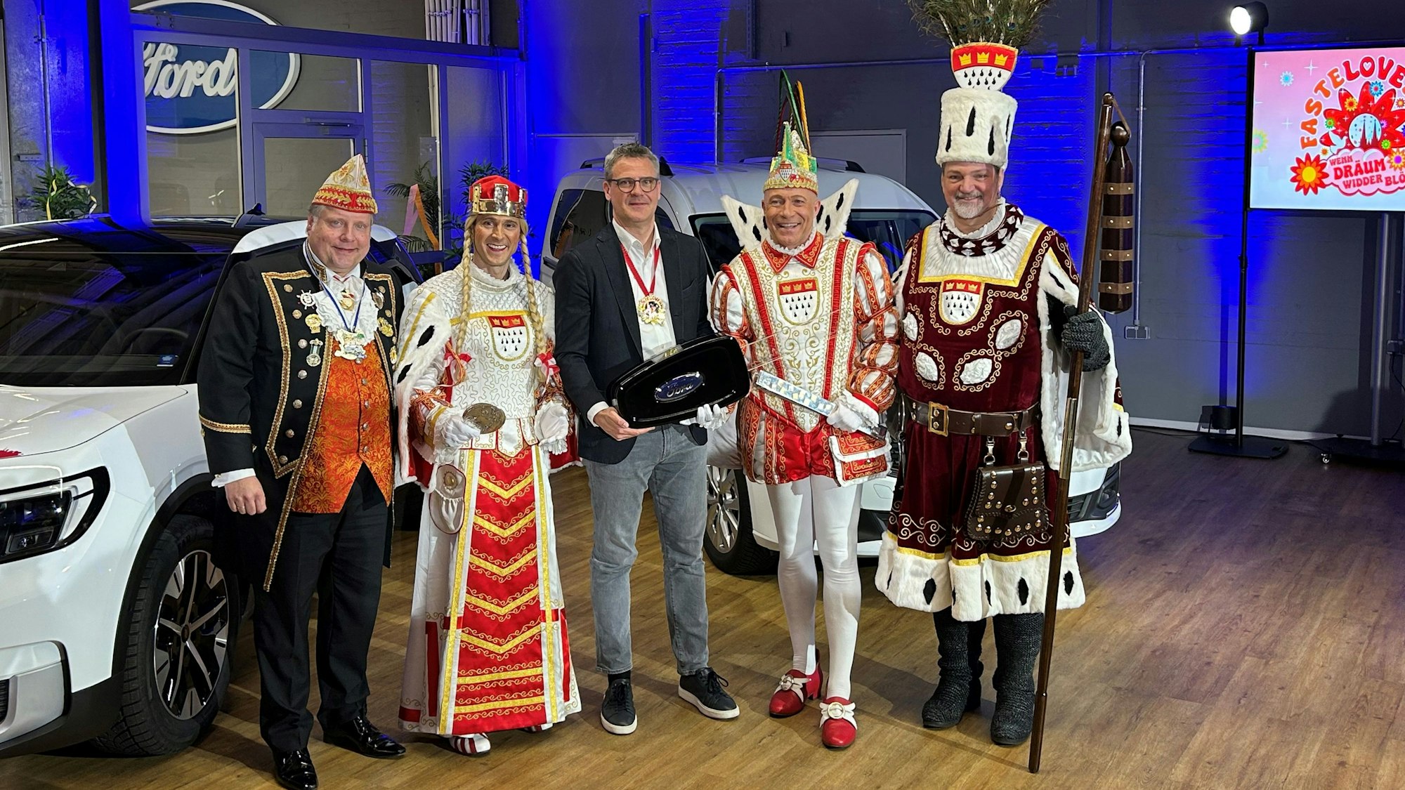 Schlüsselübergabe von Ford an Kölner Karneval.