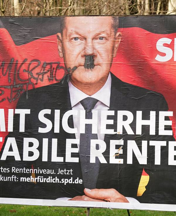 Ein Wahlplakat der SPD und Noch-Kanzler Olaf Scholz wurde in Köln unter anderem mit einem Hitlerbart beschmiert.