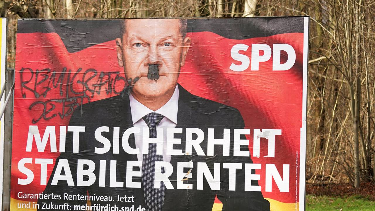Ein Wahlplakat der SPD und Noch-Kanzler Olaf Scholz wurde in Köln unter anderem mit einem Hitlerbart beschmiert.