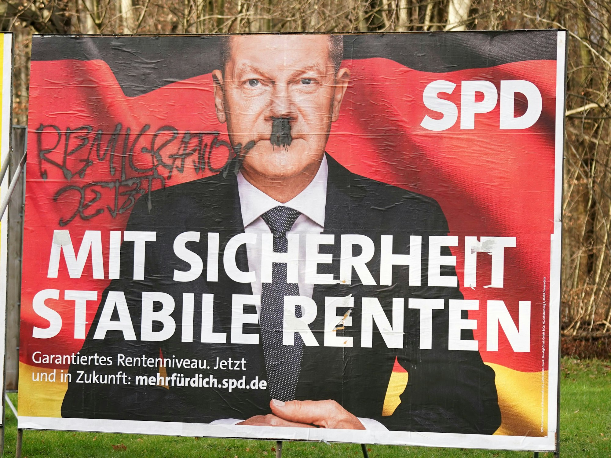 Ein Wahlplakat der SPD und Noch-Kanzler Olaf Scholz wurde in Köln unter anderem mit einem Hitlerbart beschmiert.