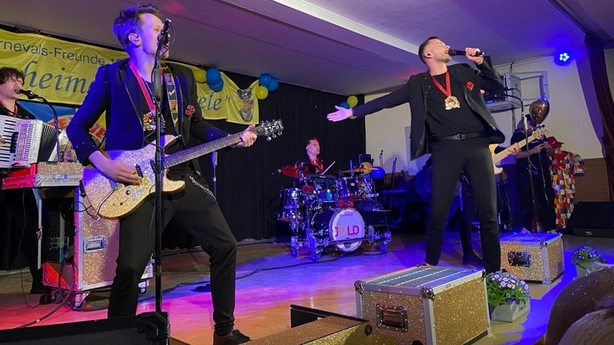 Scharmöör stehen beim Auftritt auf der Bühne.