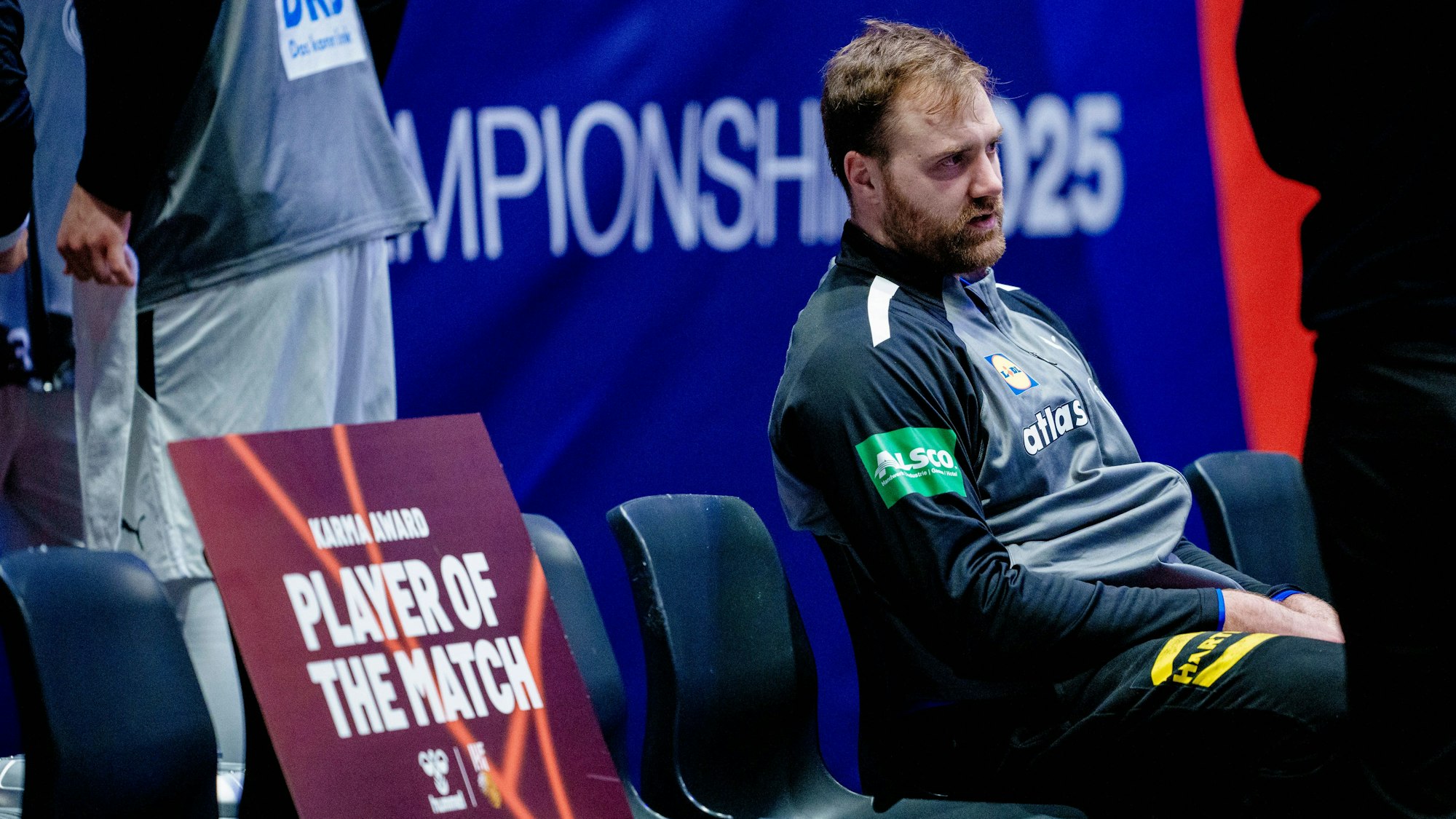 Andreas Wolff sitzt traurig in der Halle in Oslo, einige Plätze weiter ist seine Auszeichnung zum Spieler des Spiels drapiert.