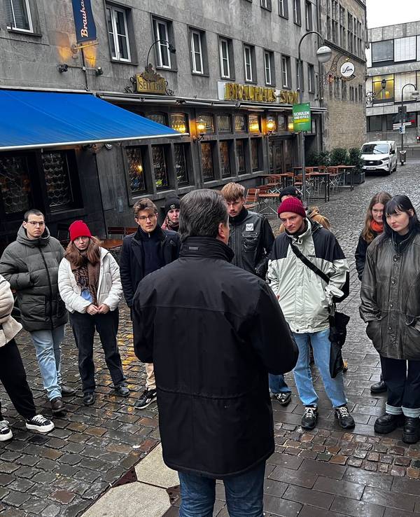 CDU-Chef Karl Alexander Mandl im Gespräch mit mehreren Personen.