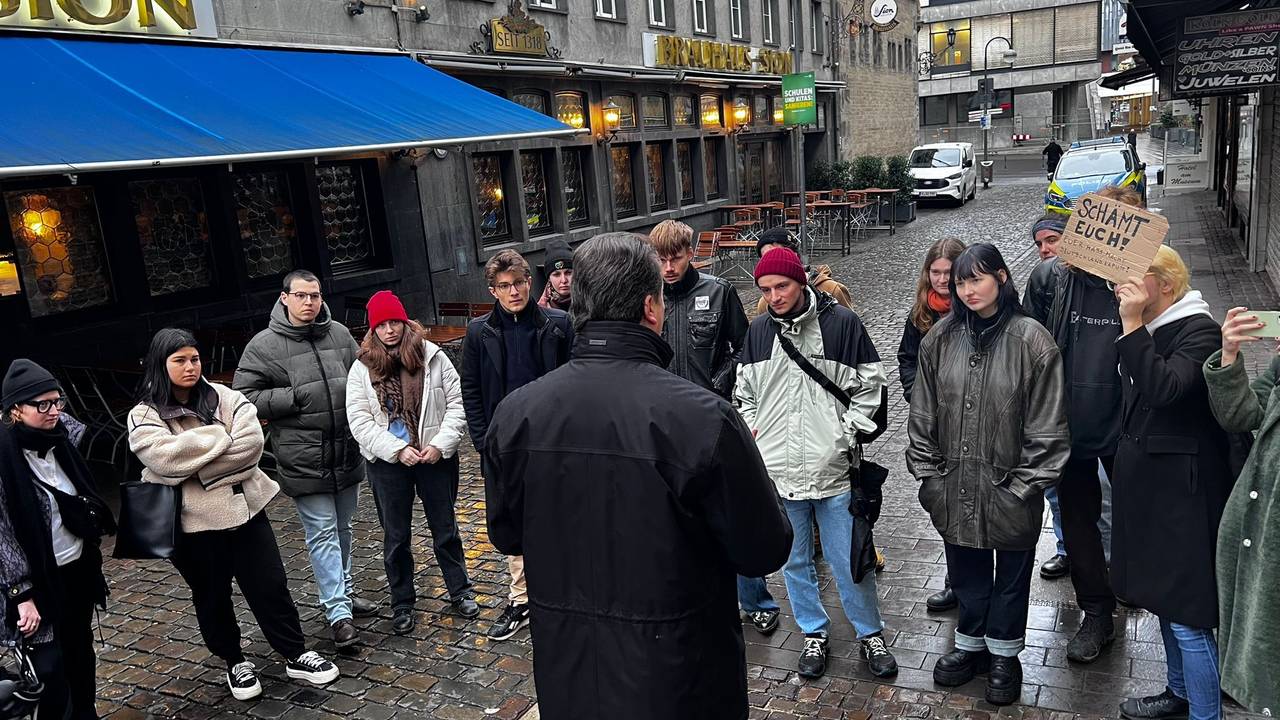 CDU-Chef Karl Alexander Mandl im Gespräch mit mehreren Personen.