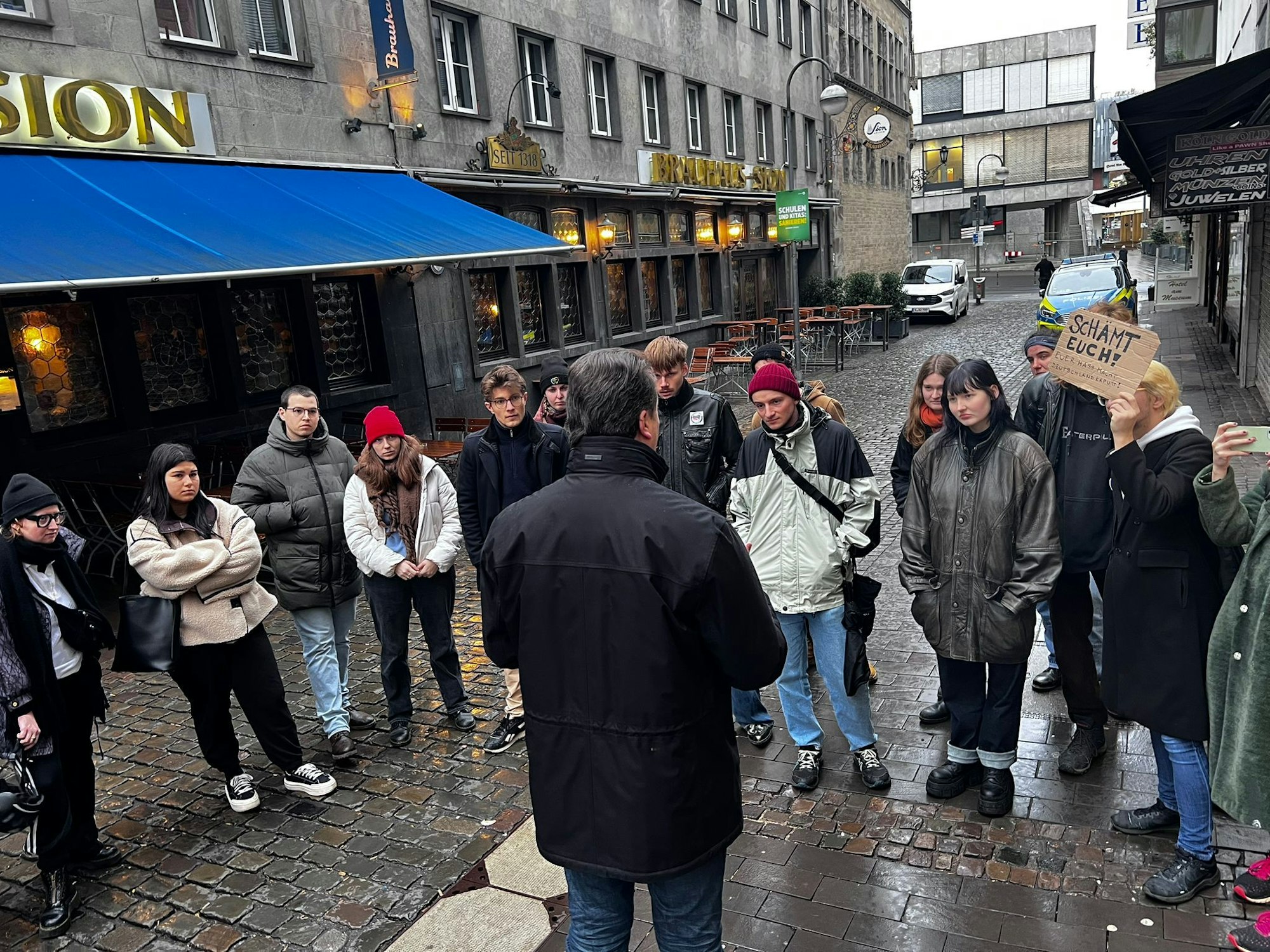 Karl-Alexander Mandl im Gespräch mit einigen Personen in Köln.