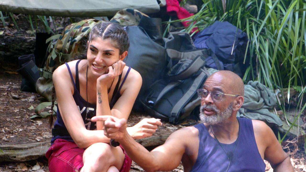 Pierre Sanoussi-Bliss spricht mit Yeliz Koc.