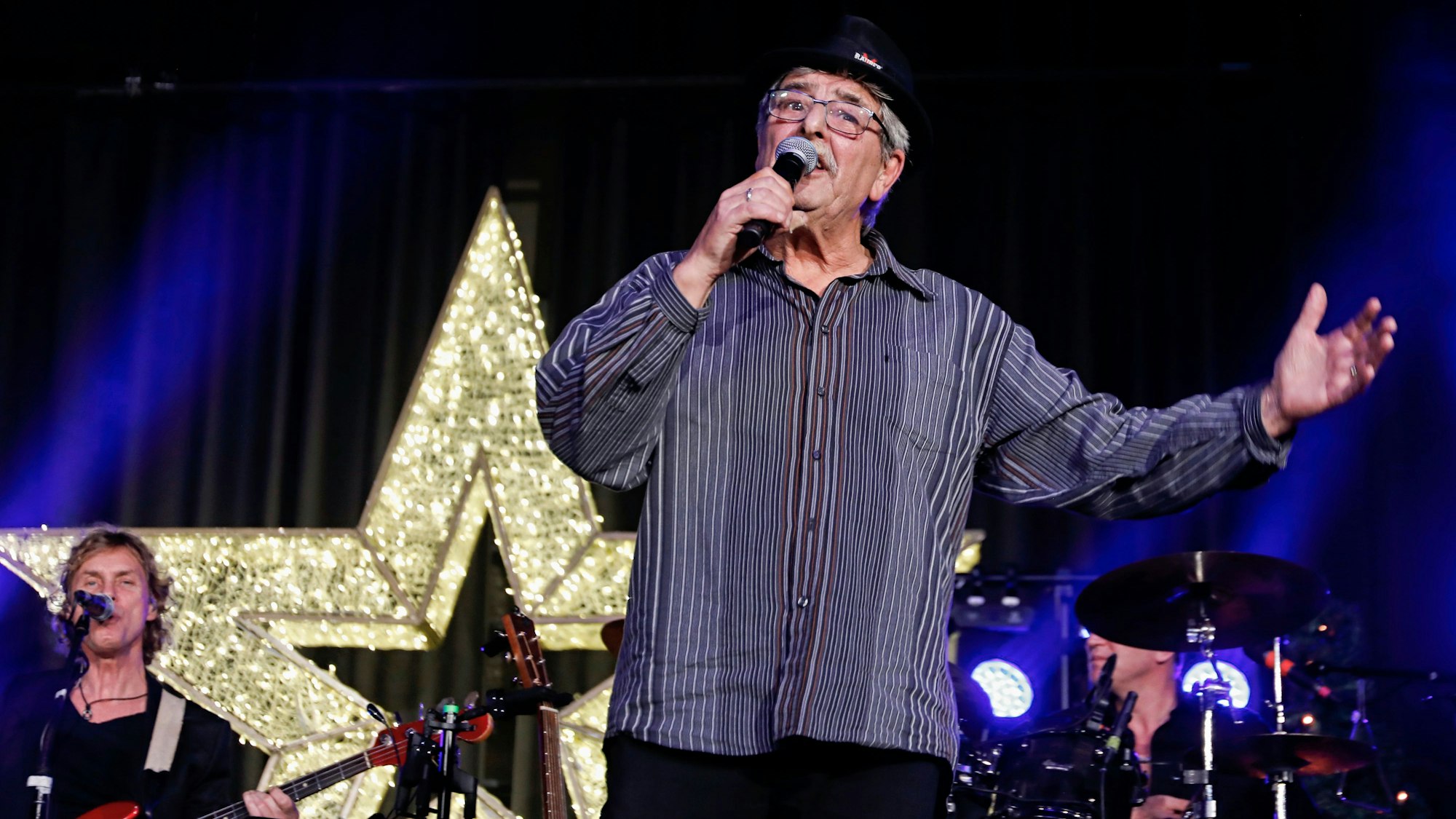 Karl-Heinz Brand singt auf der Bühne.