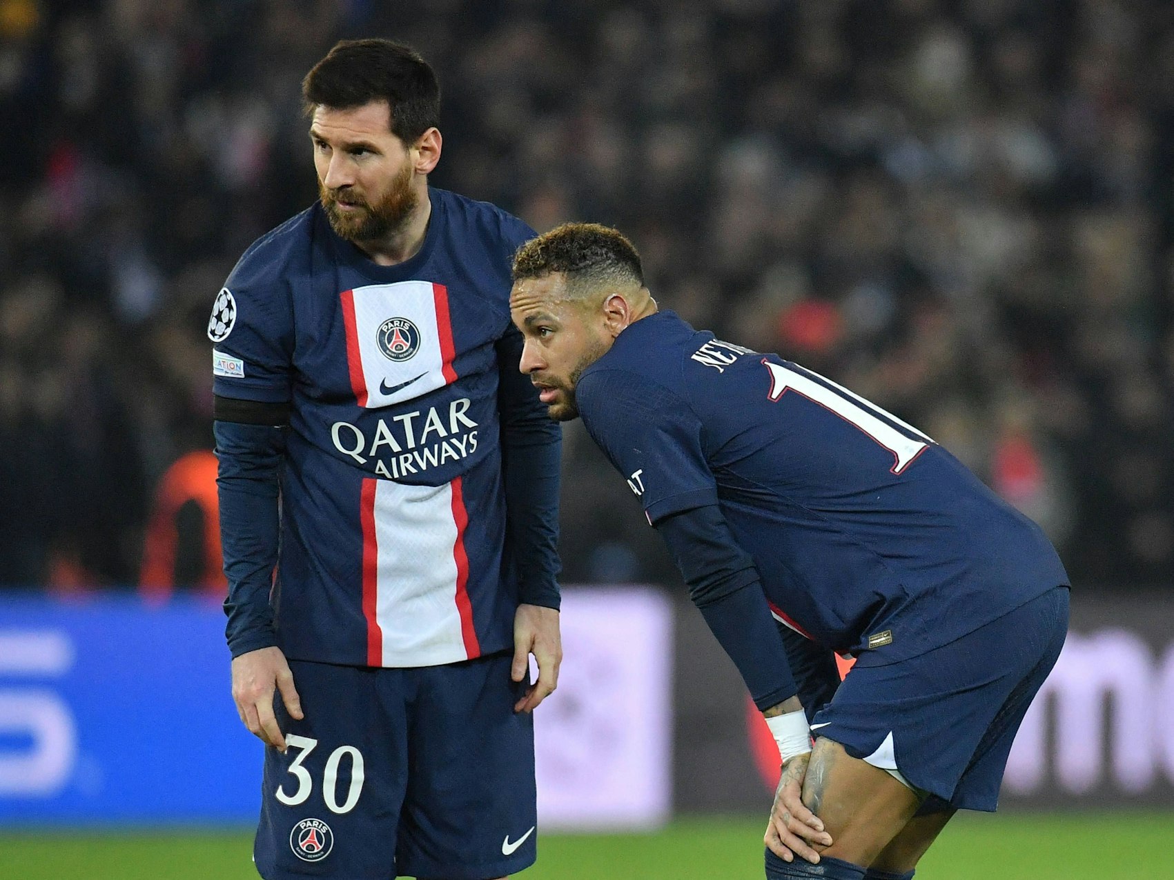 Lionel Messi und Neymar (r.) stehen auf dem Platz.