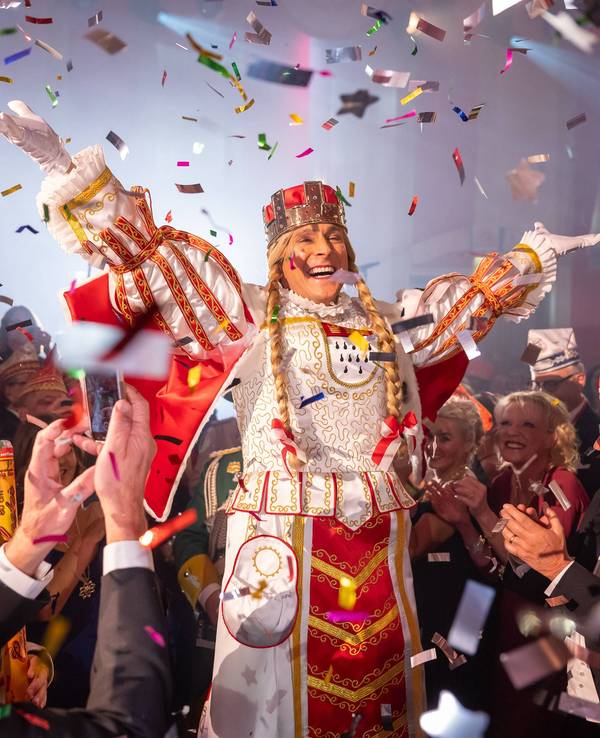 Hendrik Ermen (45) ist in der Session 2025 die Kölner Jungfrau Marlis. Hier zu sehen bei der Proklamation des Dreigestirns am 10. Januar 2025 im Kölner Gürzenich.