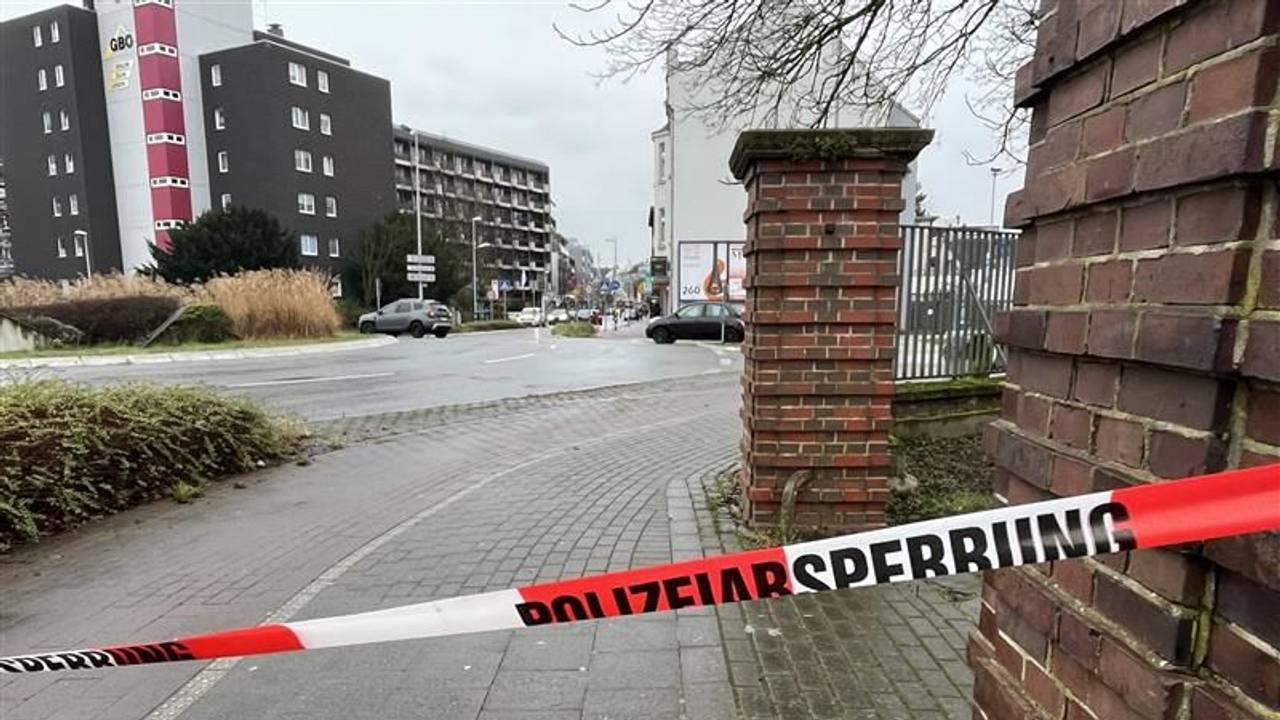 Nach einem tödlichen Unfall 30. Januar 2025 in Leverkusen-Opladen hatte die Polizei die Bonner Straße zwischen dem Kreisverkehr Düsseldorfer Straße und Auestraße gesperrt