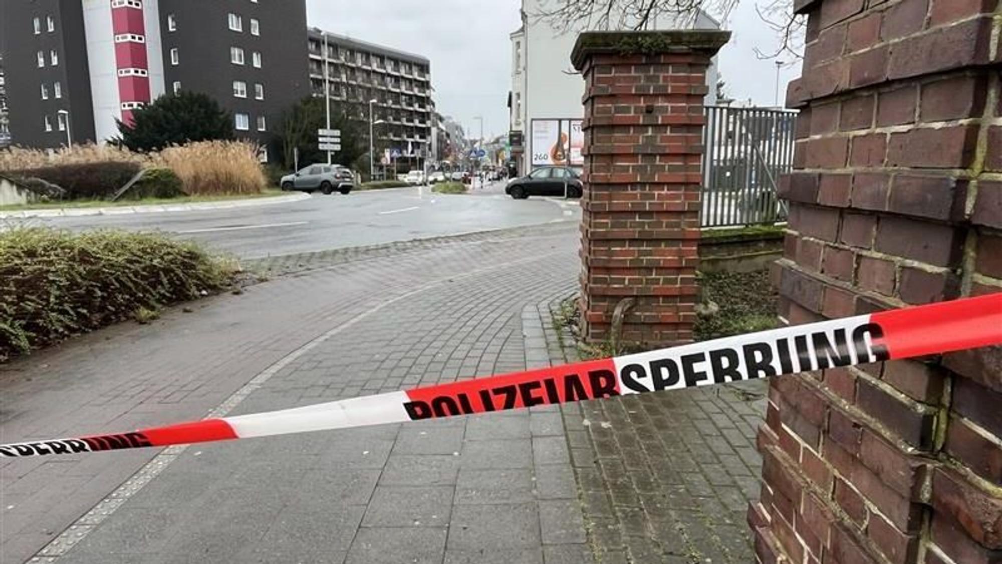 Eine Straße ist mit einem Flatterband der Polizei abgesperrt.