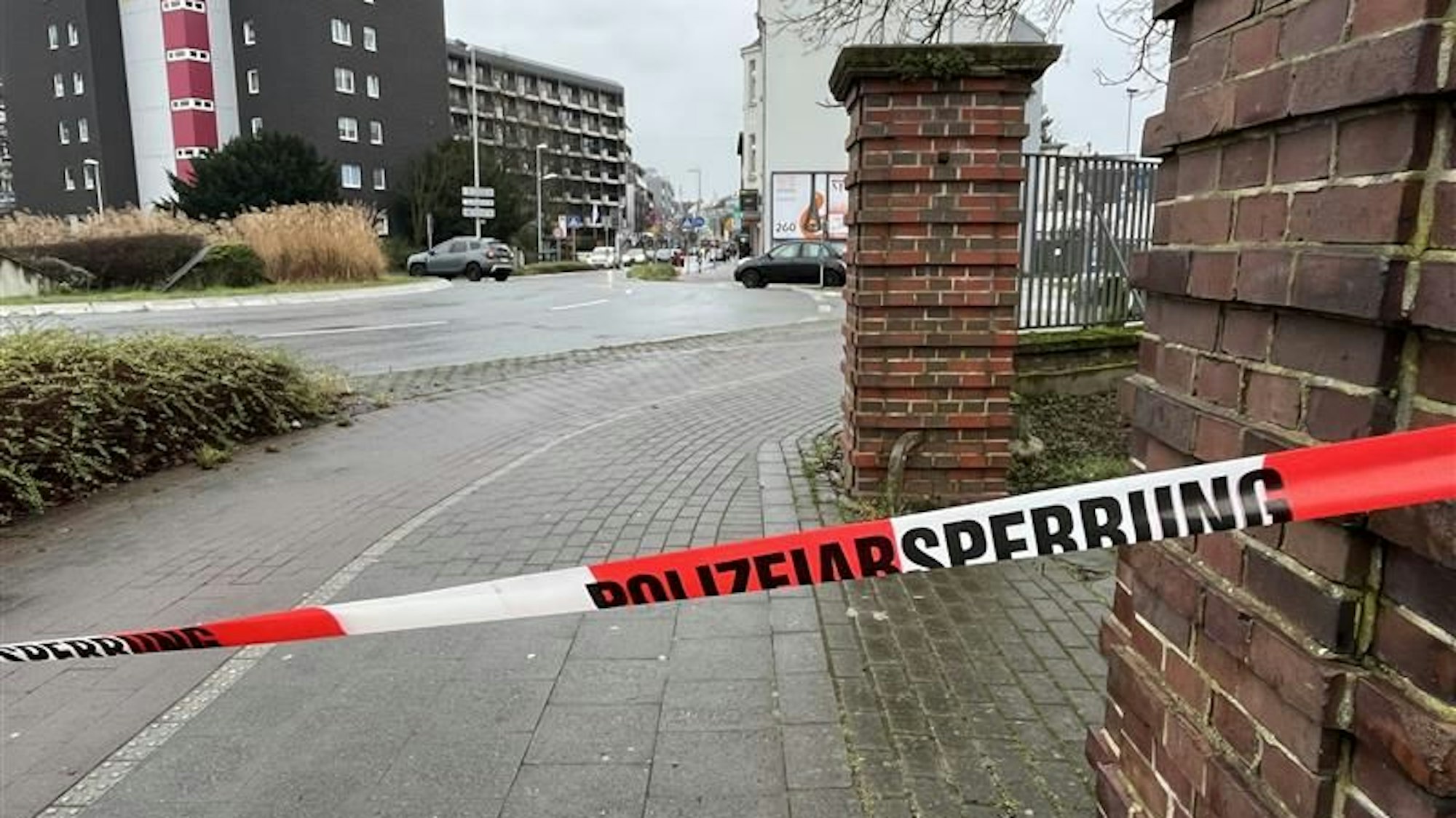 Eine Straße ist mit einem Flatterband der Polizei abgesperrt.