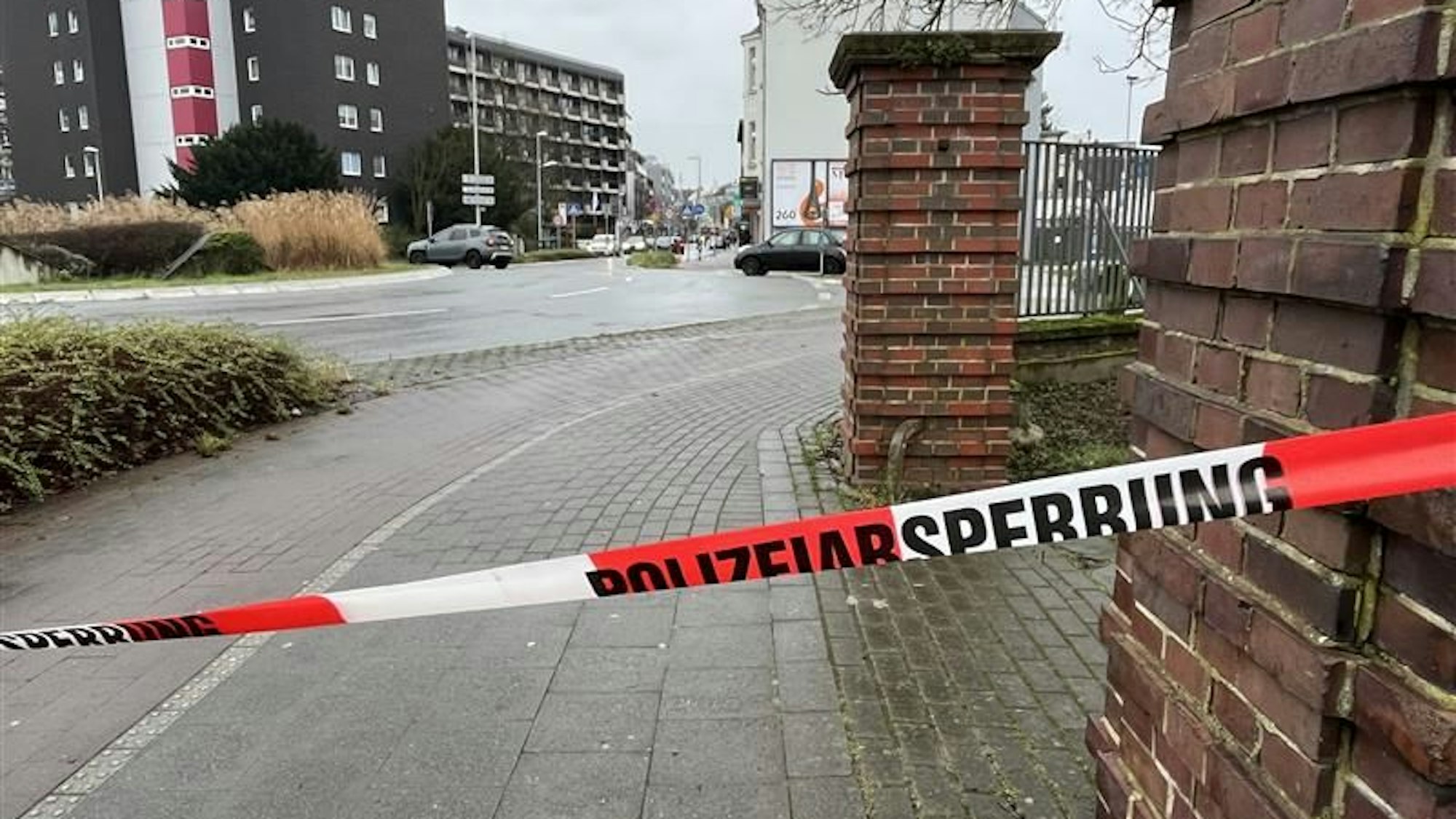 Nach einem tödlichen Unfall 30. Januar 2025 in Leverkusen-Opladen hatte die Polizei die Bonner Straße zwischen dem Kreisverkehr Düsseldorfer Straße und Auestraße gesperrt