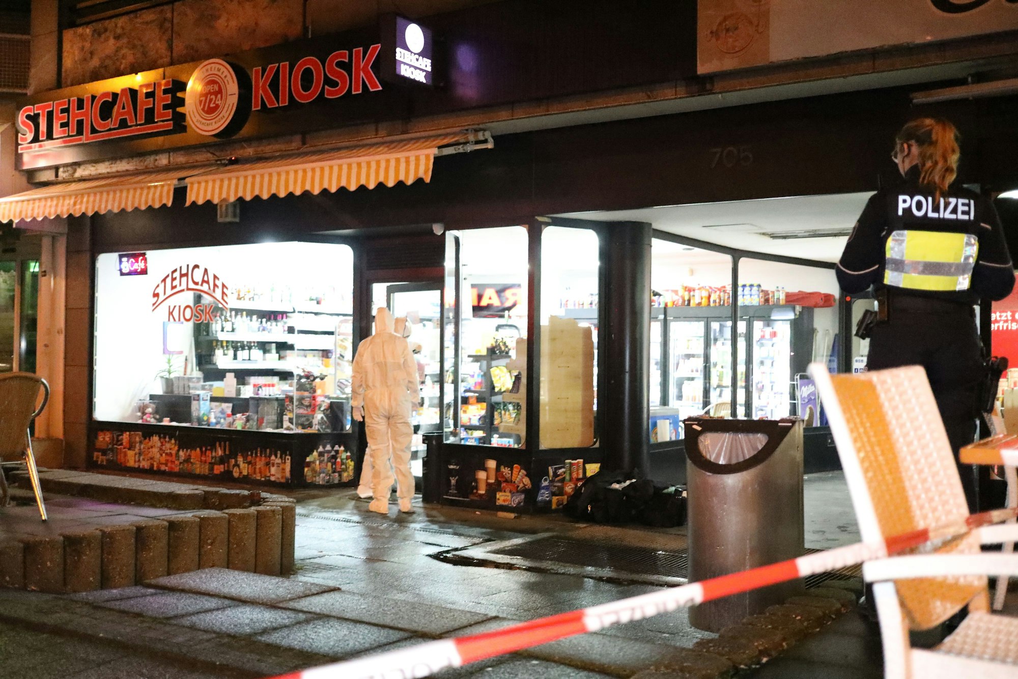 Nach einer Schussabgabe wurde ein 33-jähriger Mann in einem Kiosk schwer verletzt. Die Polizei ermittelt.