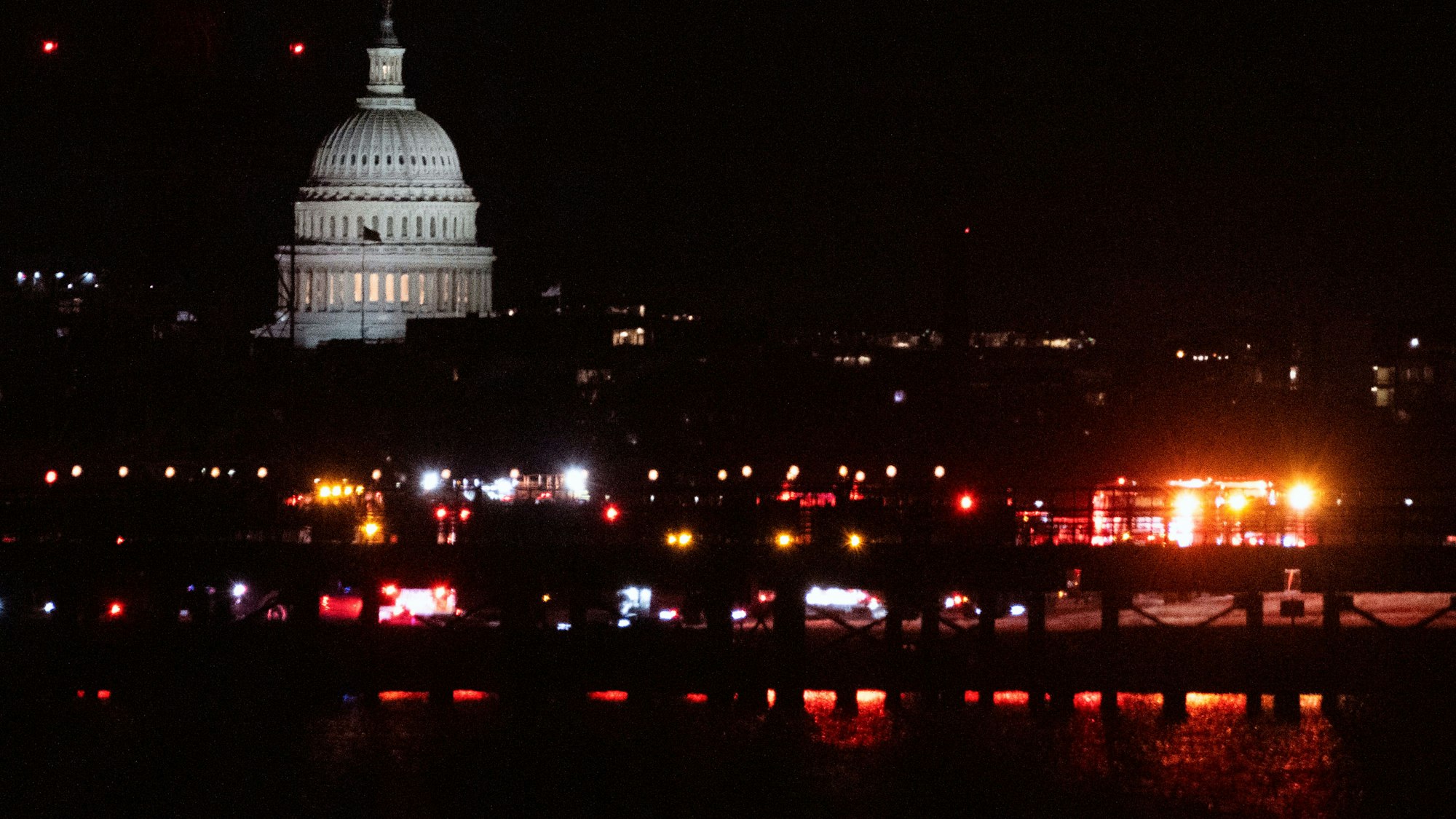 Notfallfahrzeuge stehen am Ronald Reagan Washington National Airport. Das US-Kapitol ist auf der anderen Seite des Potomac River in Washington zu sehen.