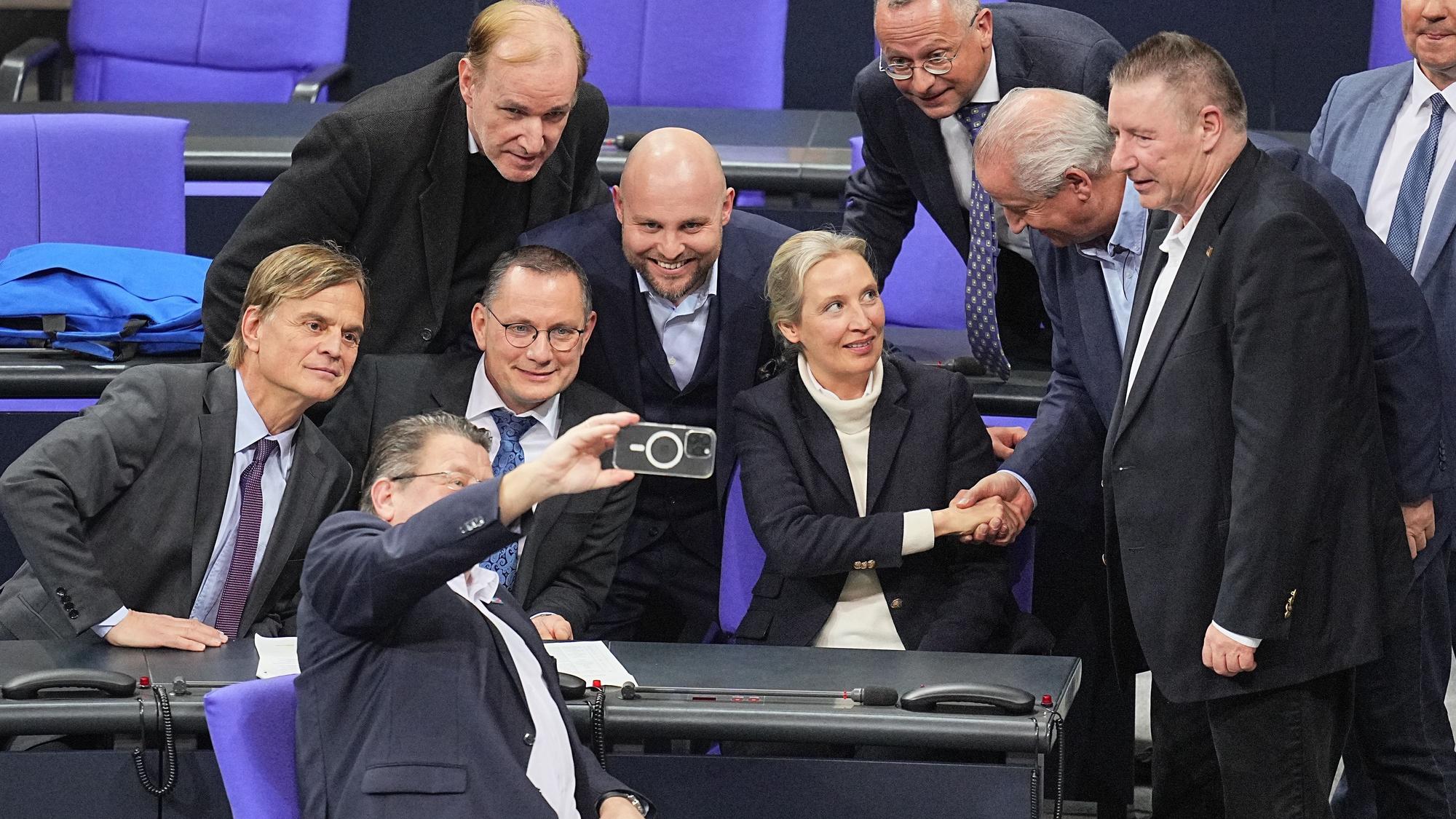 Die Fraktion der AfD feiert im Bundestag das Abstimmungsergebnis im Bundestag für eine Verschärfung der Migrationspolitik.